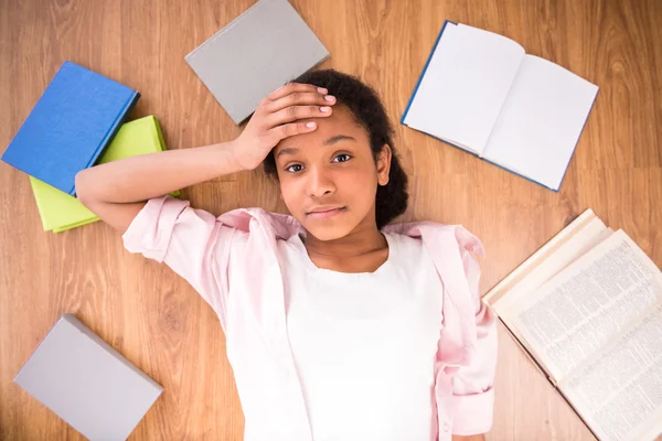 Schoolmeisje thuis — Stockfoto