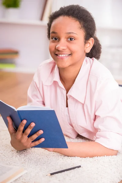 Schoolmeisje met boek — Stockfoto