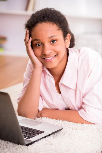 Colegiala usando portátil — Foto de Stock