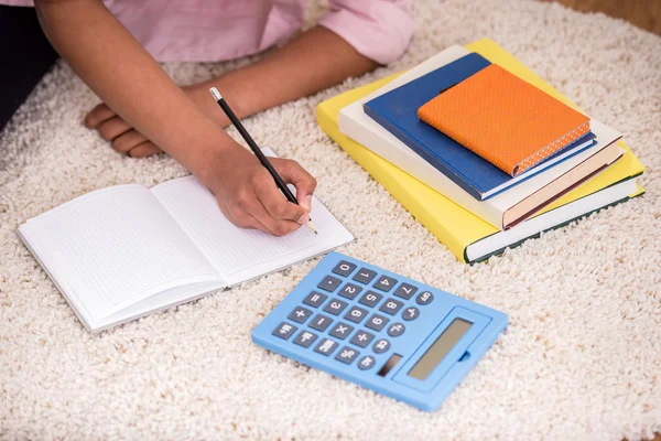 Mulatto fille faire des devoirs — Photo