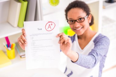 Kız öğrenci gösteren test sonuçları
