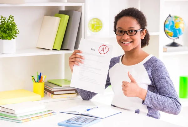 Schoolgirl showing test results — Stock Photo, Image