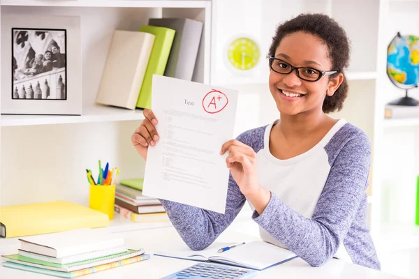 Schoolgirl showing test results — Stock Photo, Image