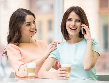 Kız neşeli görüşme vardır