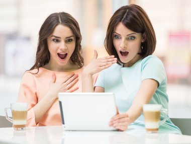 Kızlar kafede tablet kullanma