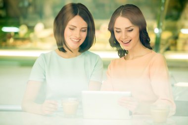 Kızlar kafede tablet kullanma