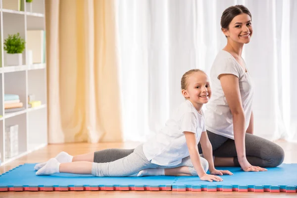 Yoga thuis — Stockfoto