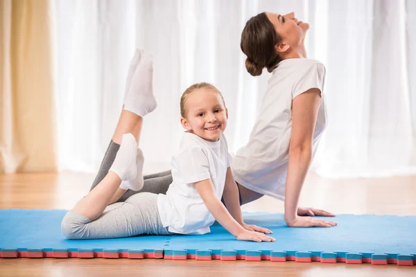 Yoga en casa — Foto de Stock