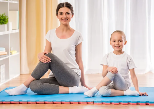 Yoga derhjemme - Stock-foto