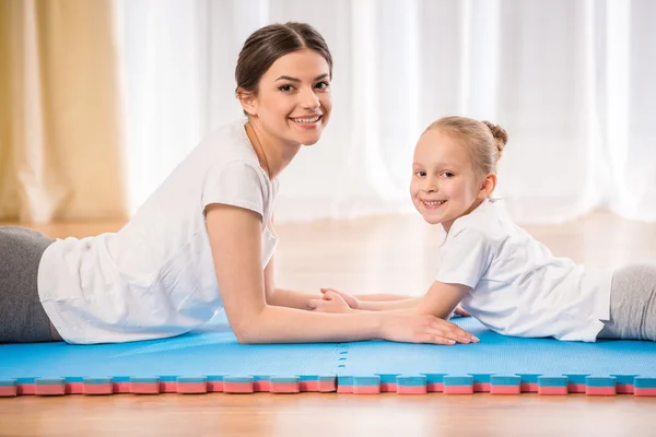 Evde yoga. — Stok fotoğraf