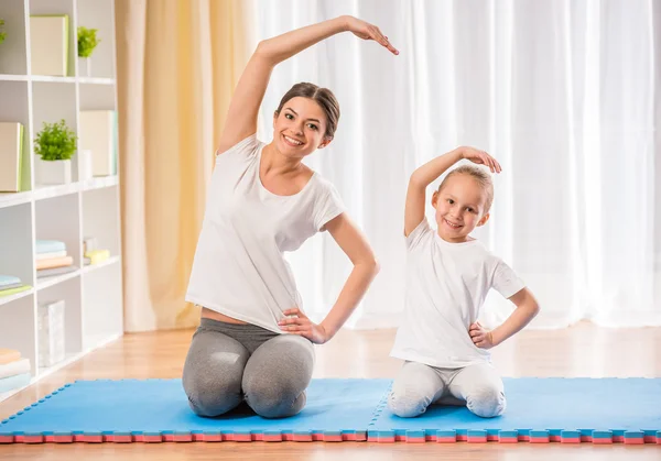 Yoga thuis — Stockfoto