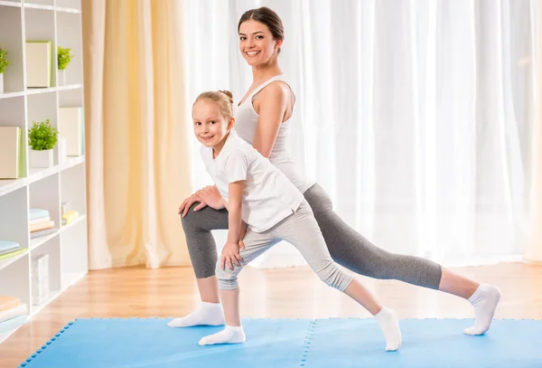 Evde yoga. — Stok fotoğraf