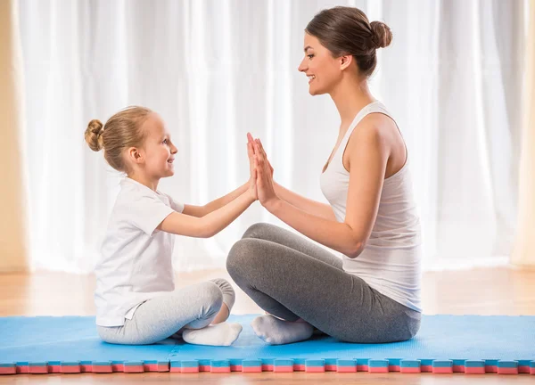 Yoga en casa —  Fotos de Stock