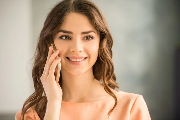 Girl with phone — Stock Photo, Image