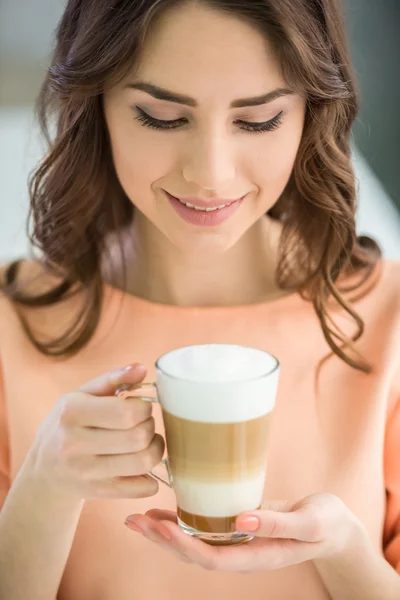 Flicka med glas kaffe — Stockfoto