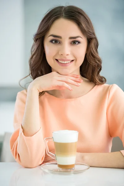 Kahve bir bardak ile kız — Stok fotoğraf