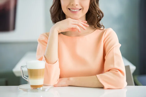 Mädchen mit einem Glas Kaffee — Stockfoto