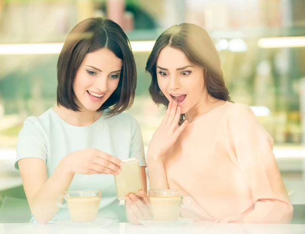 Chicas compartiendo secretos — Foto de Stock