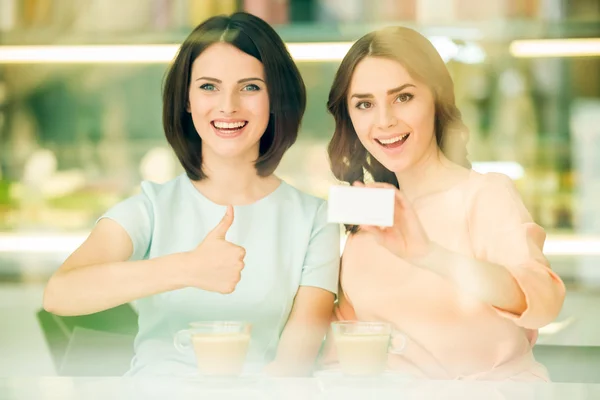 Meisjes in stedelijke café — Stockfoto