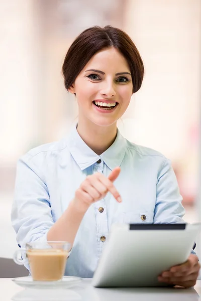 Bisinesswoman with tablet — Stock Photo, Image