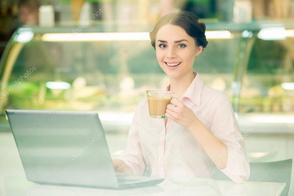 Bisinesswoman in cafe