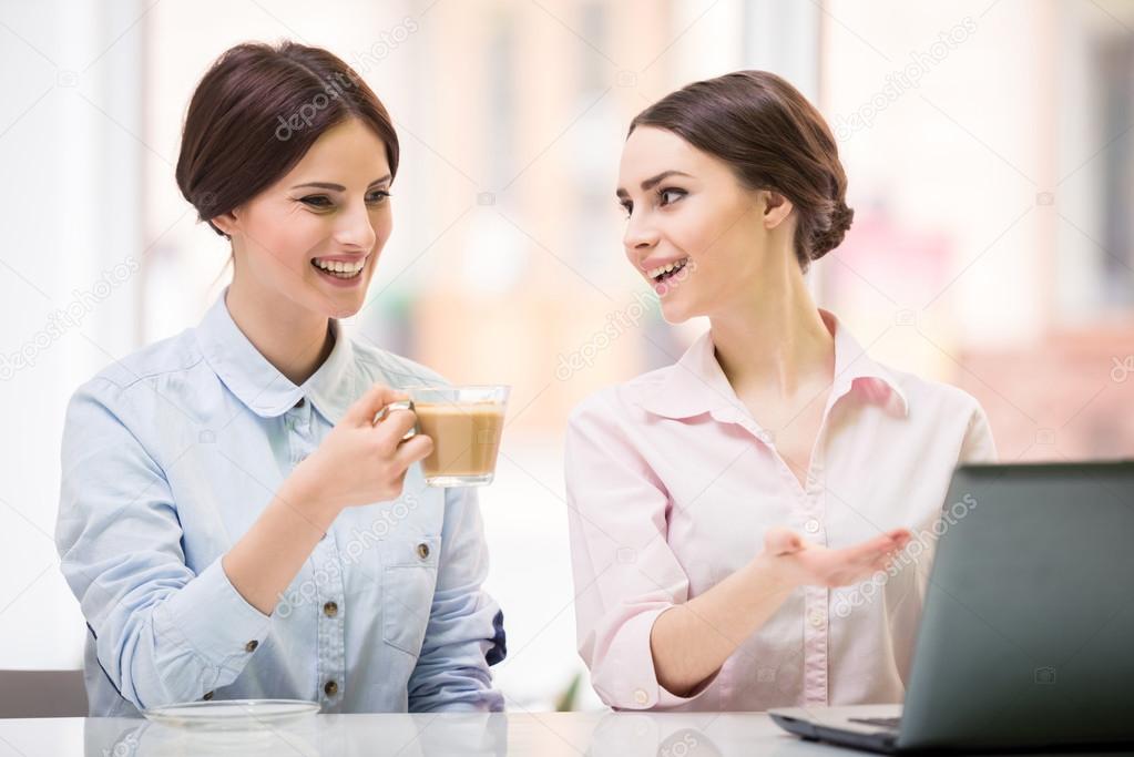 Bisinesswomen in cafe