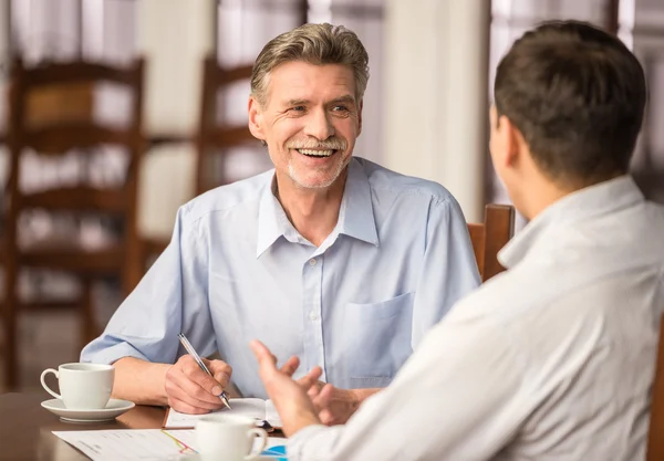 Empresarios en la cafetería — Foto de Stock