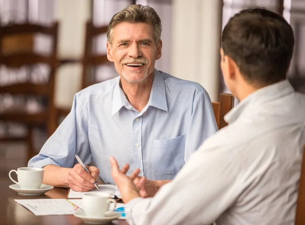 Empresarios en la cafetería — Foto de Stock