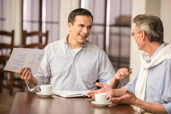 Empresarios en la cafetería — Foto de Stock