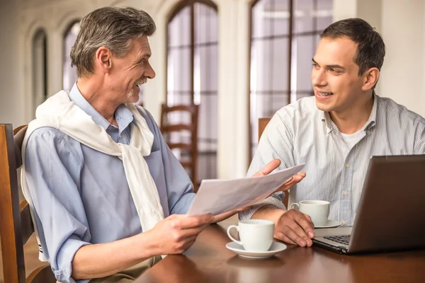 Affärsmän i café — Stockfoto