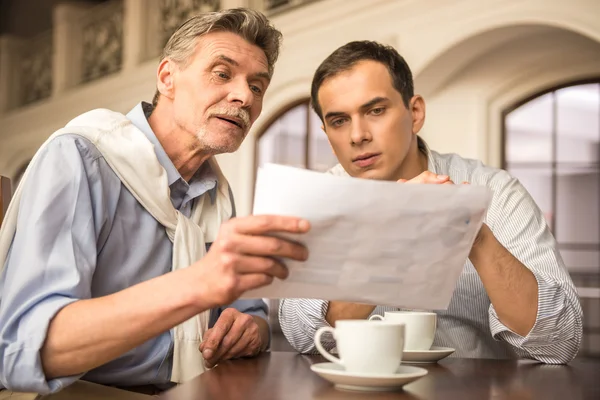 Empresarios en la cafetería — Foto de Stock