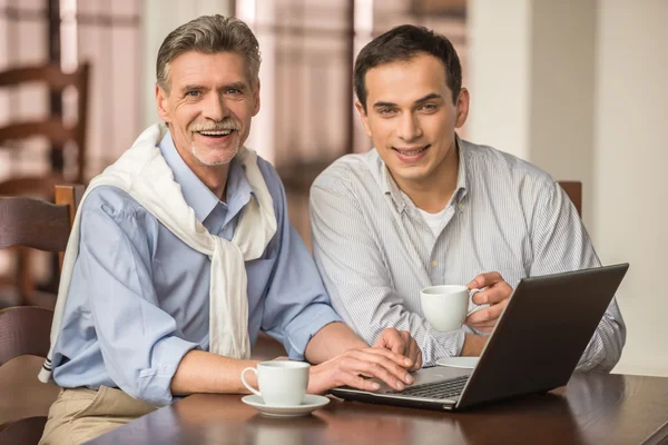 Affärsmän i café — Stockfoto