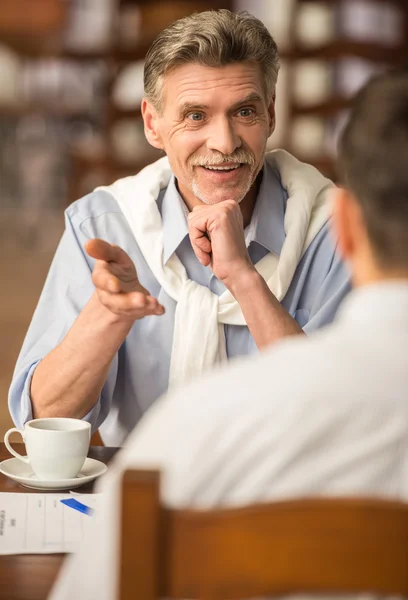 Empresarios en la cafetería — Foto de Stock