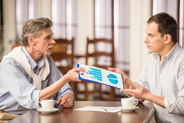 Empresarios en la cafetería — Foto de Stock