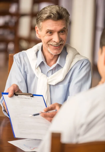 Zakenlieden in café — Stockfoto