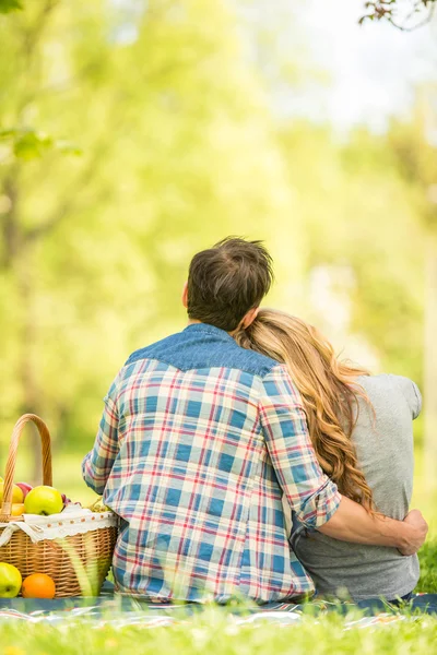 年轻的美丽夫妇穿着休闲的浪漫野餐在夏季公园 — 图库照片