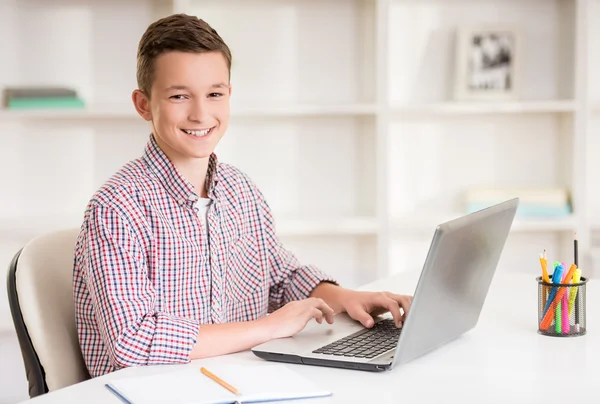 Pojke med laptop — Stockfoto