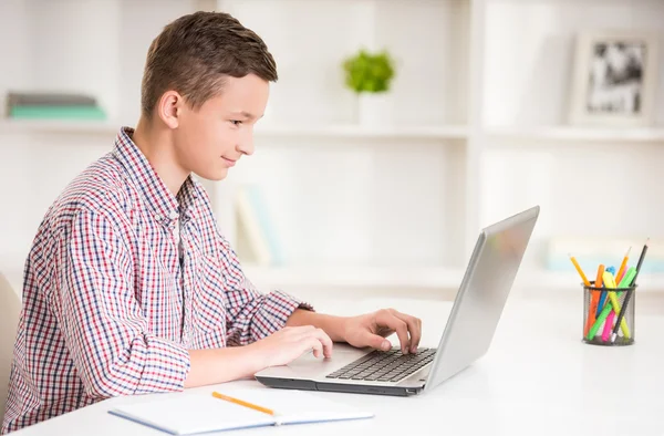 Menino com laptop — Fotografia de Stock