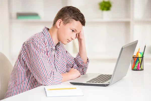 Menino com laptop — Fotografia de Stock