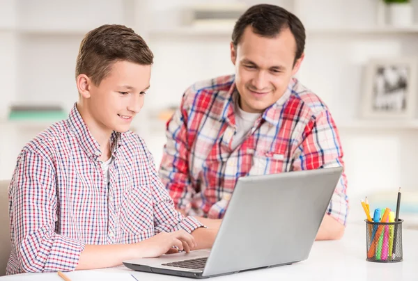 Padre e hijo en casa — Foto de Stock