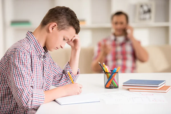 Vader en zoon thuis — Stockfoto