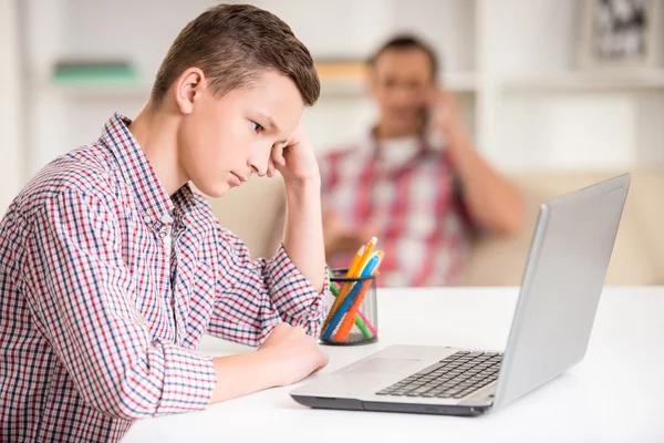 Father and son at home — Stock Photo, Image