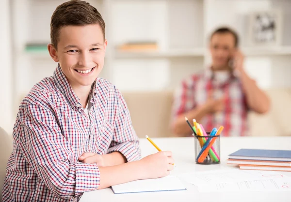 Padre e figlio a casa — Foto Stock