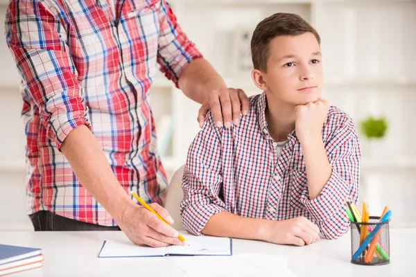 Vader en zoon thuis — Stockfoto