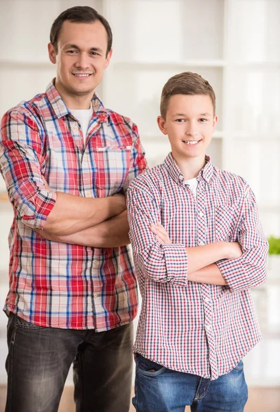Vater und Sohn zu Hause — Stockfoto
