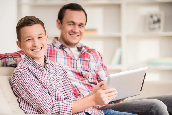 Vader en zoon thuis — Stockfoto