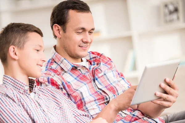 Padre e hijo en casa — Foto de Stock