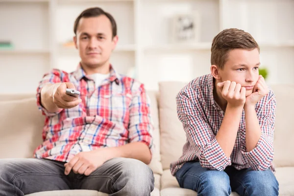 Pai e filho em casa — Fotografia de Stock