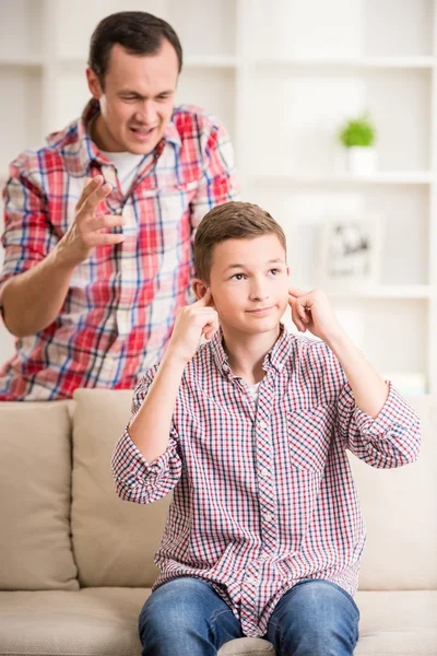 Vader en zoon thuis — Stockfoto