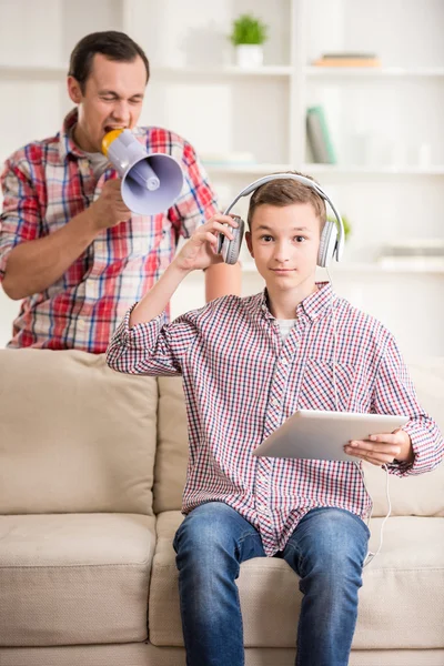 Pai e filho em casa — Fotografia de Stock